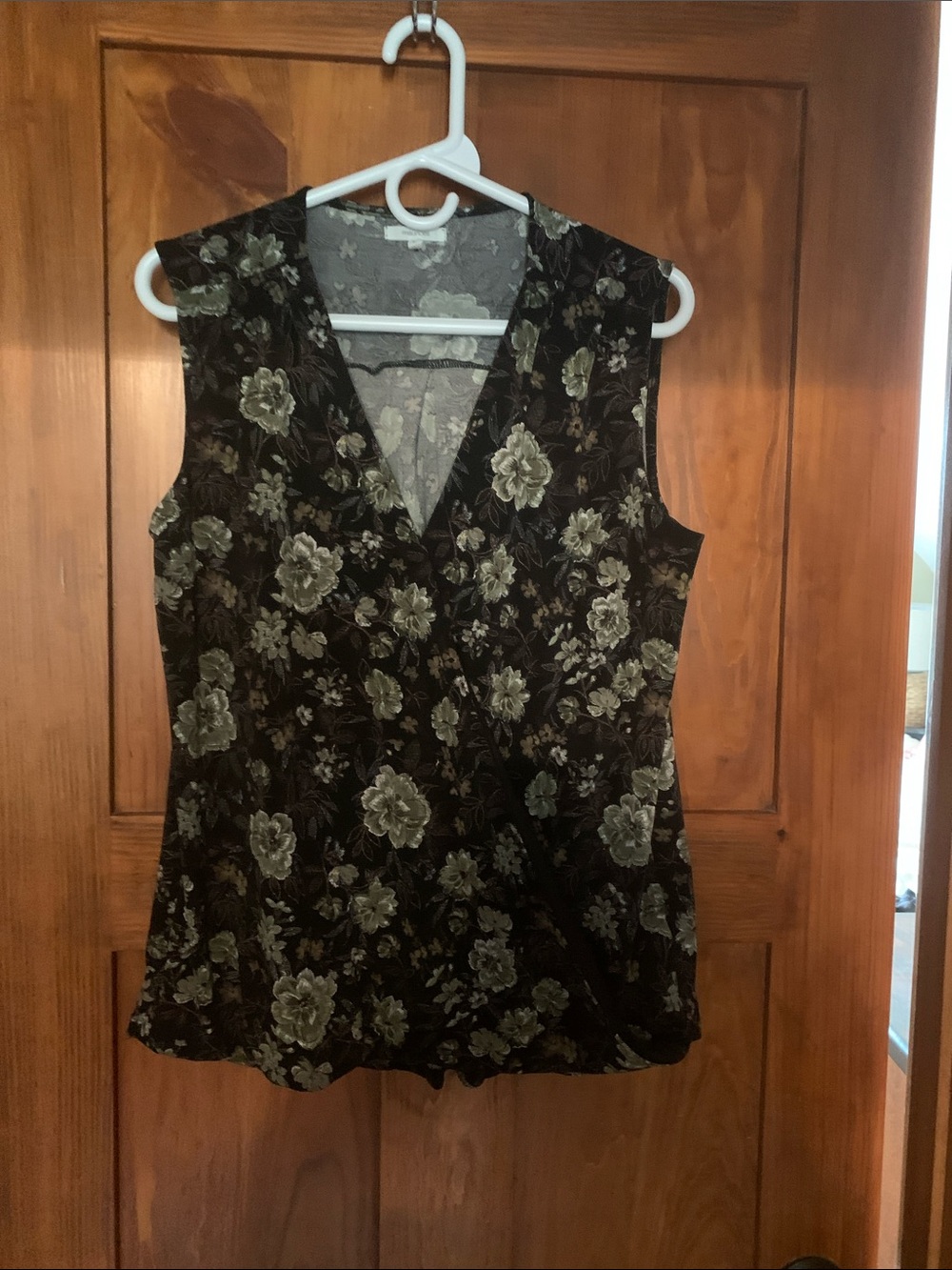 Maurices Black Sleeveless Floral V-Neck Camisole, size L